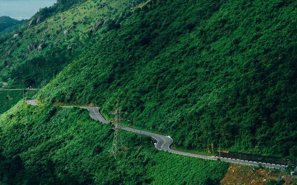 Đèo Hải Vân gần như là ranh giới tự nhiên giữa hai tỉnh Thừa Thiên Huế và Đà Nẵng, cách TP Huế 80km và cách TP Đà Nẵng 20km.