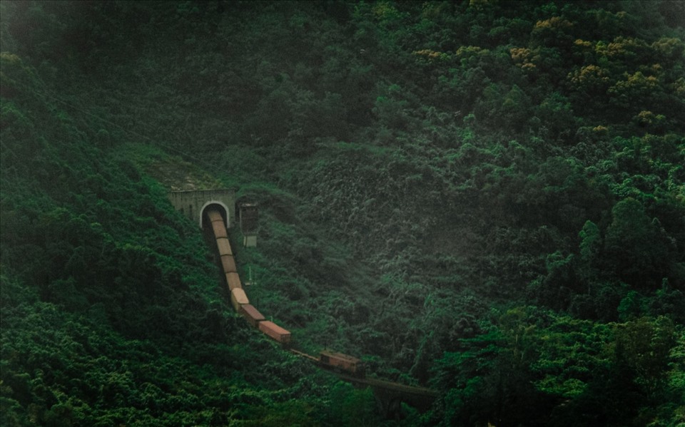 Những đoàn tàu nối đuôi nhau vượt đèo.