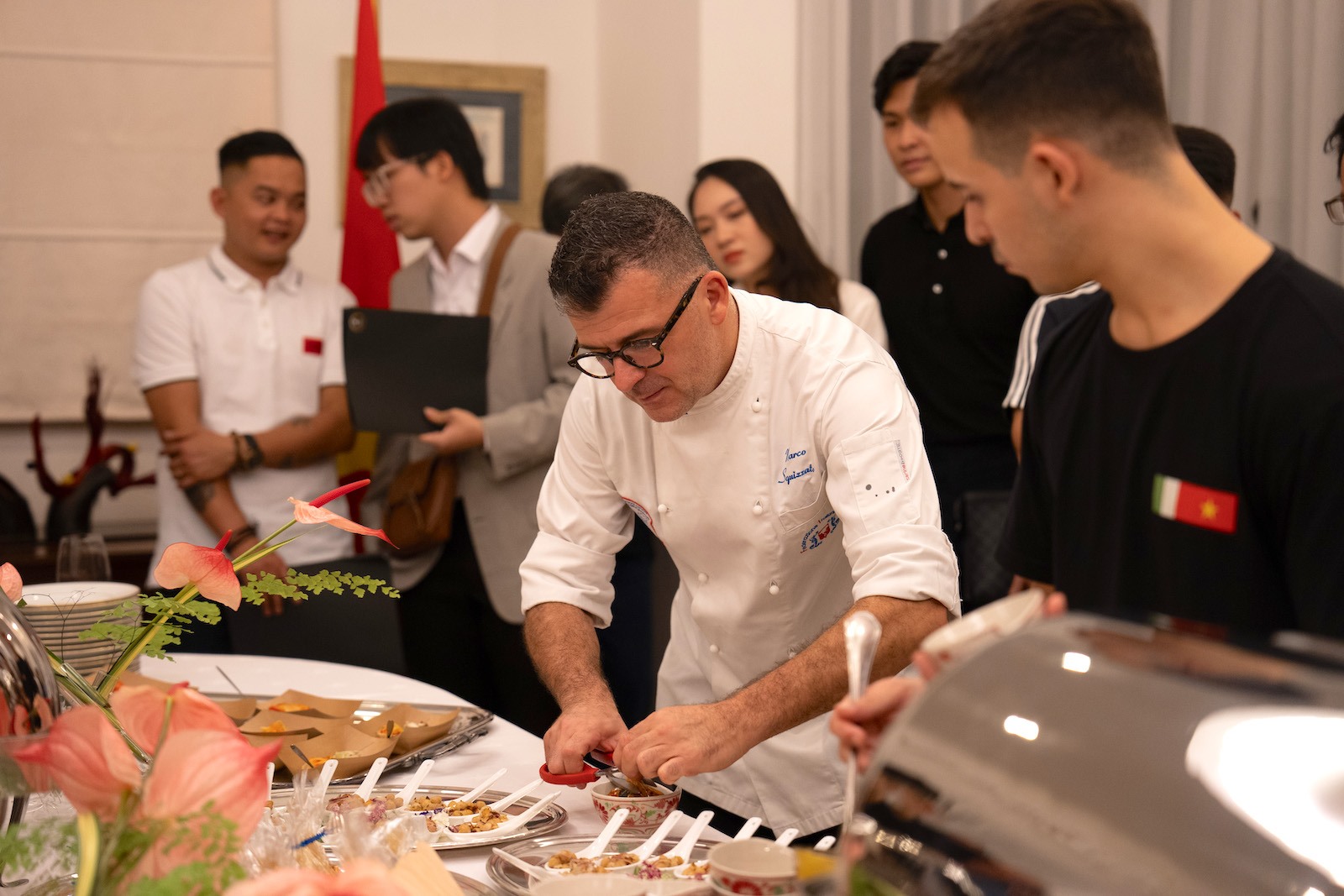Đầu bếp Marco Squizzato là một thành viên của Hiệp hội đầu bếp Ý, với kinh nghiệm hơn 20 năm làm bếp trưởng và đoạt nhiều giải thưởng quốc tế trong lĩnh vực này.
