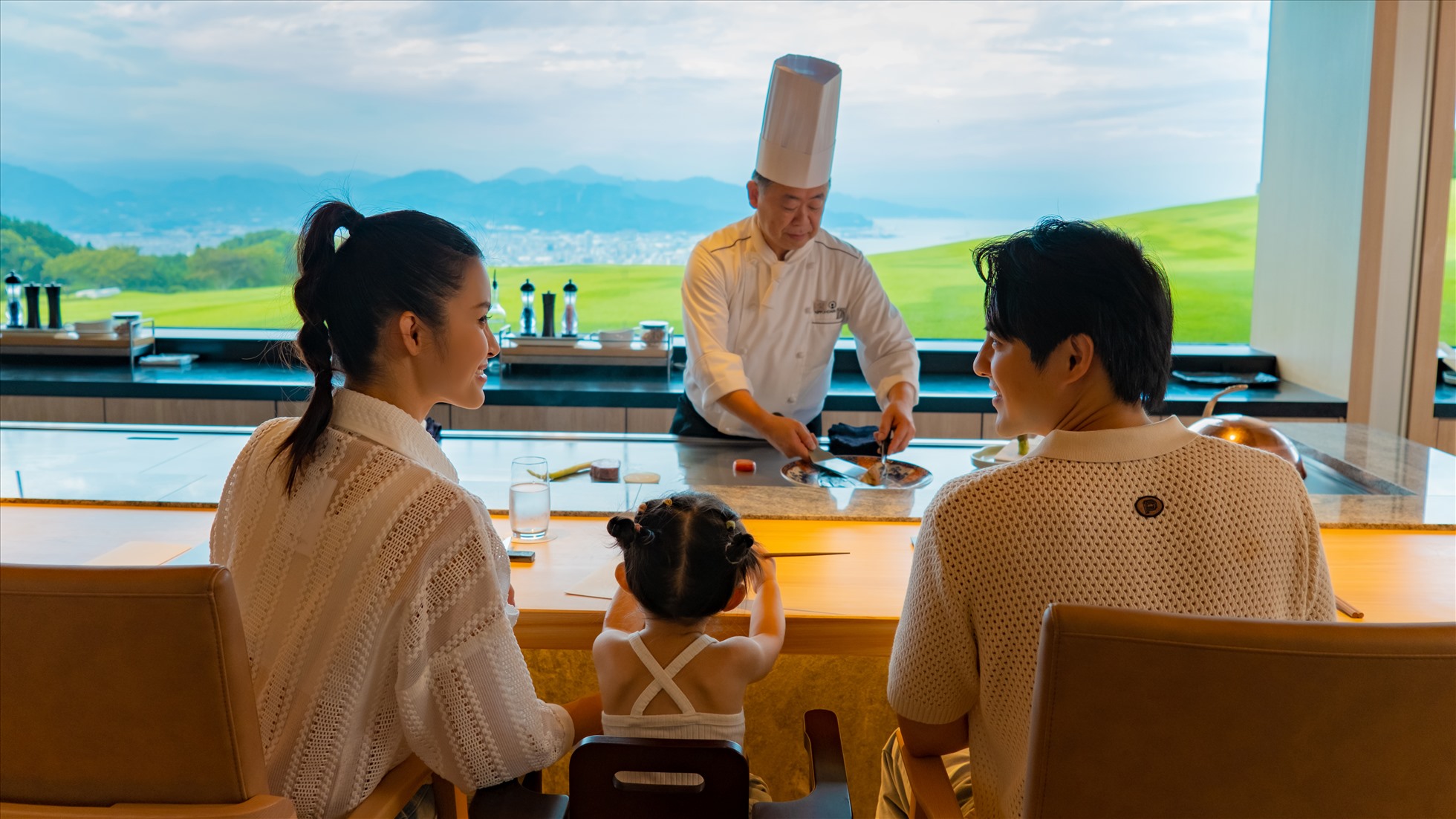 Bé Winnie - con gái cặp đôi Đông Nhi và Ông Cao Thắng lần đàu tien xuất ngoại nhưng rất ngoan ngoãn và dạn dĩ. Ảnh: NVCC