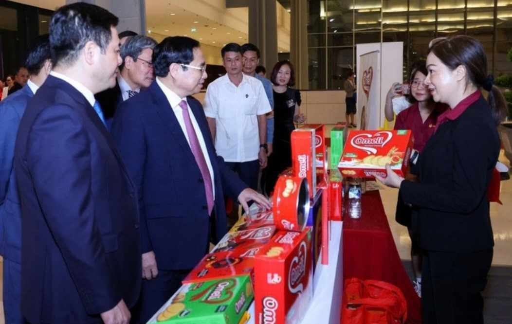 Thủ tướng Chính phủ Phạm Minh Chính cùng các đại biểu tham quan khích lệ và động viên CBNV Công ty CP Quốc tế Bảo Hưng. Ảnh: CTV