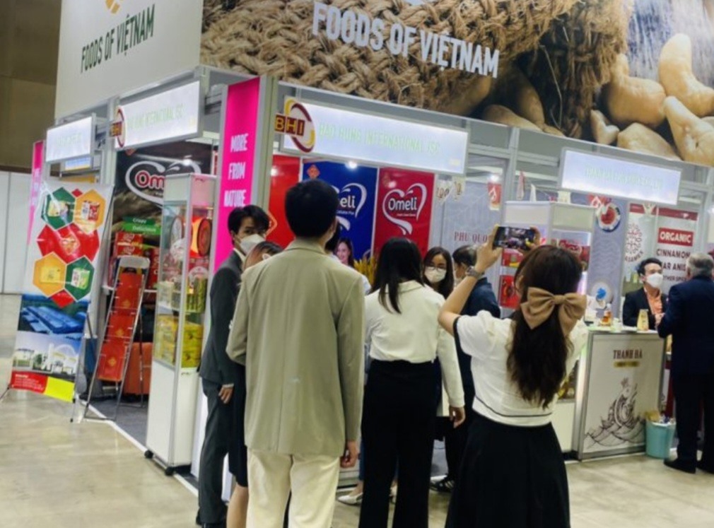 Khách hàng đặc biệt quan tâm gian hàng Omeli tại triển lãm Seoul Food 2022. Ảnh: CTV