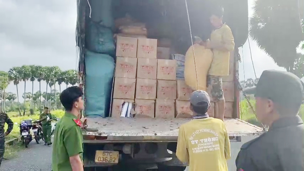 Lực lượng Công an tỉnh An Giang bắt xe tải chở hàng hoá không rõ nguồn gốc. Ảnh: VT