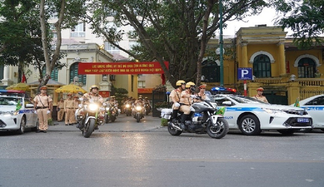 Lực lượng Công an Hà Nội ra quân ngày 15.11. Ảnh: CAHN