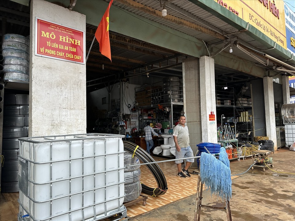 Một số hộ gia đình ở địa bàn xã Pơng Drang đã được lắp đặt hệ thống cảnh báo, phòng cháy chữa cháy. Ảnh: Bảo Trung