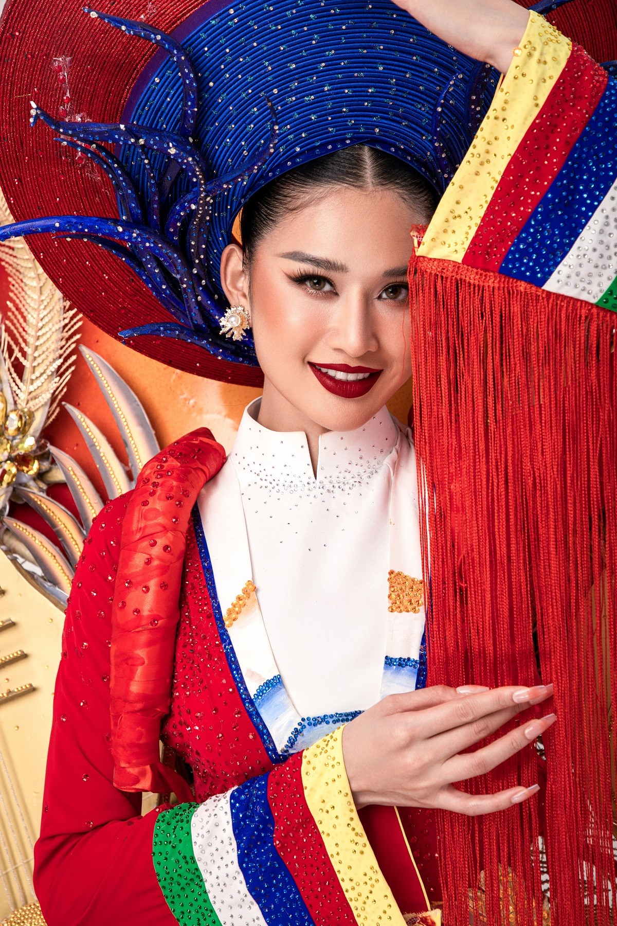 Chia sẻ về bộ trang phục này, NTK Đoàn Phúc Thiện cho biết: ‘Sự khác biệt nằm ở các chi tiết đính kết tỉ mỉ, tinh tế, giúp bộ trang phục vừa tôn dáng vừa tỏa sáng được trên sân khấu lớn. Bộ trang phục được hoàn thành kì công trong vòng một tháng với sự chuẩn bị và góp sức từ ekip. Qua đó giúp chúng ta hình dung được những vẻ đẹp di sản quý giá của Việt Nam.