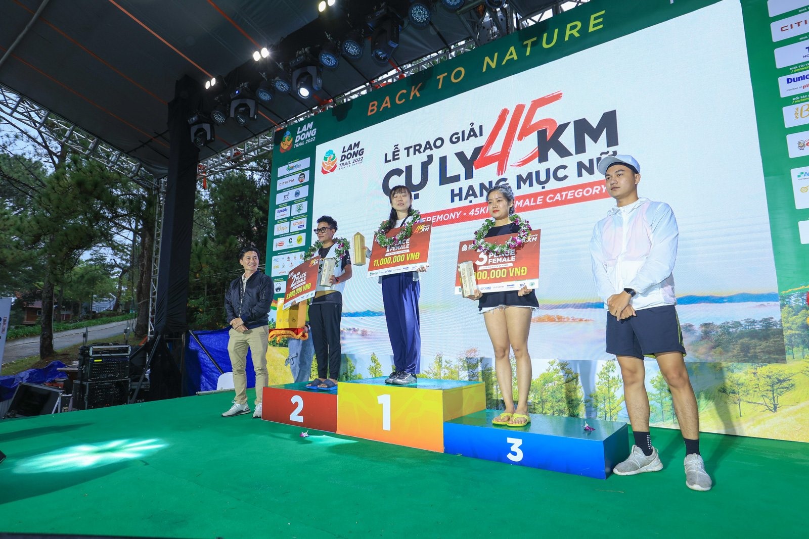 Nemoto Akane, runner 33 tuổi, người có thứ hạng cao trong các giải chạy marathon cũng đã có thành tích vượt trội khi dẫn đầu cự li 45km nữ với thành tích 6 giờ 9 phút 04 giây.