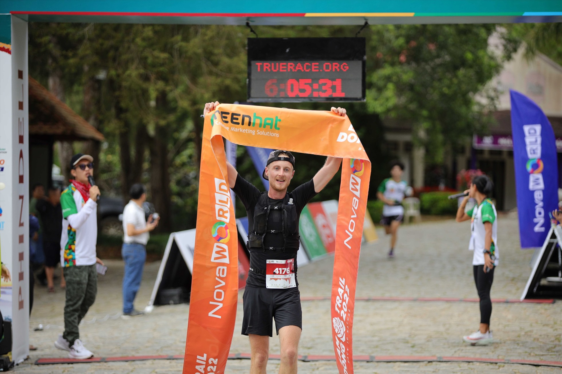 Ở cự ly 45km, Valentin Orange - đại sứ Trail Running của thương hiệu Decathlon cũng đã xuất sắc về đầu với thành tích 4 giờ 5 phút 36 giây.