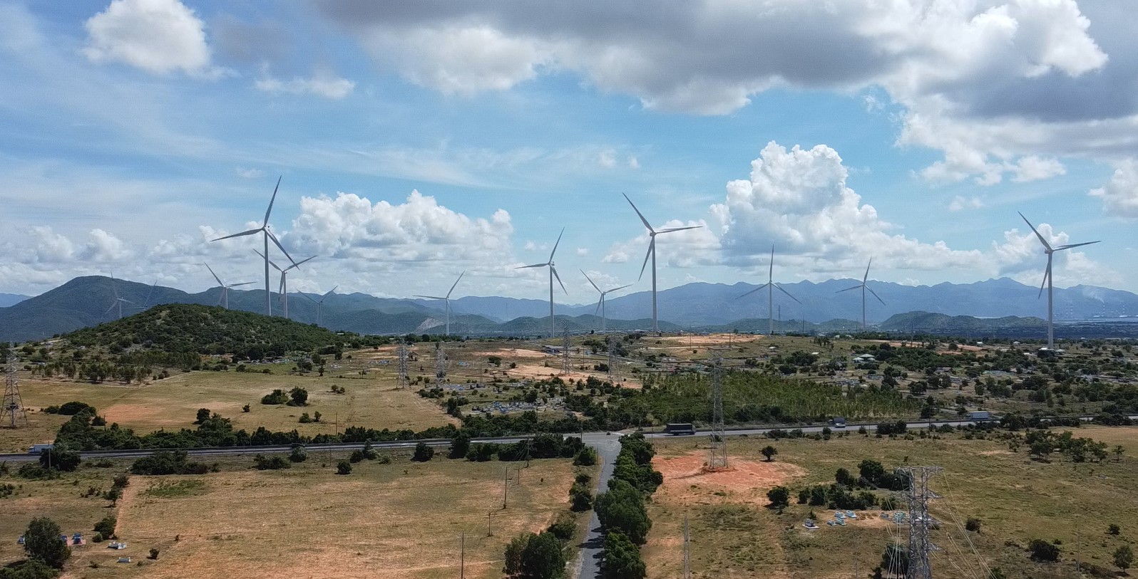 Những tuabin quạt gió luôn quay tại xã Phú Lạc, huyện Tuy Phong. Ảnh: DT