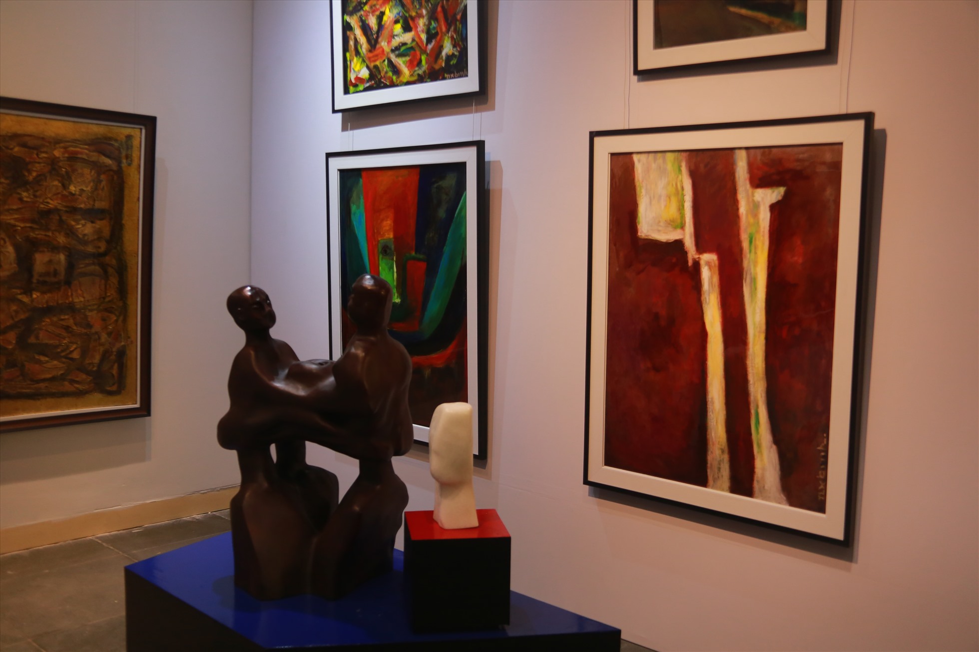 Một số tác phẩm hội họa và điêu khắc được trưng bày trong triển lãm “Ego - Người“. Ảnh: ED