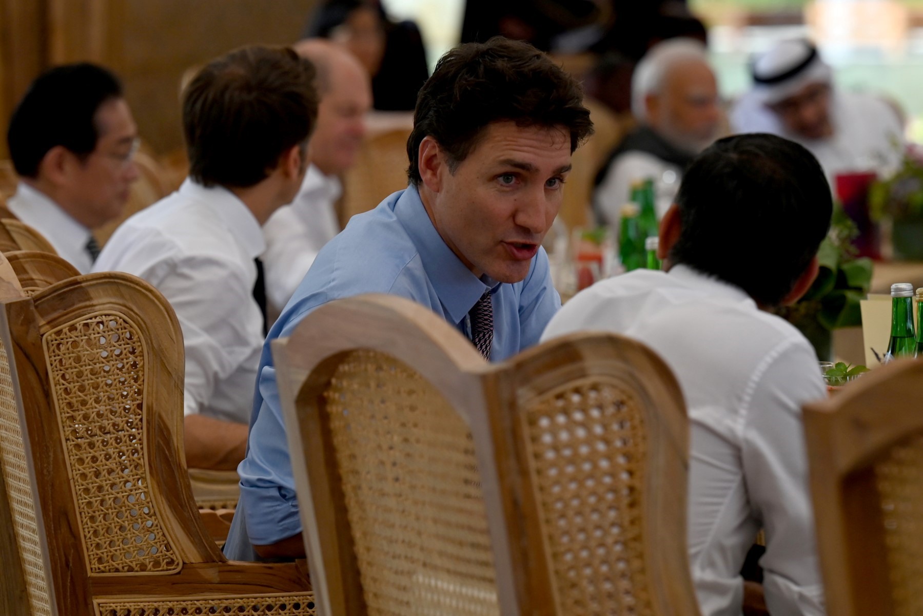 Thủ tướng Canada Justin Trudeau (giữa) nói chuyện với Thủ tướng Anh Rishi Sunak (phải) trong cuộc họp ăn trưa ngày 15.11. Ảnh: AFP