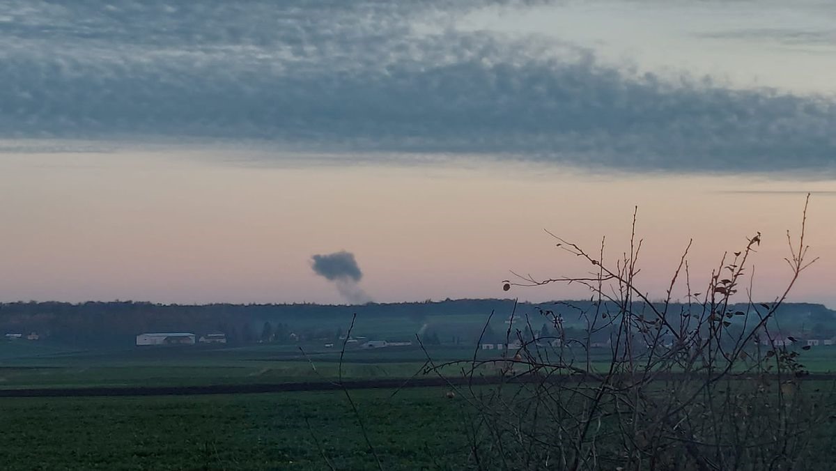 Khói bốc lên từ Nowosiolki, Ba Lan, gần biên giới với Ukraina vào ngày 15.11.2022 giữa báo cáo về các vụ nổ. Ảnh: Reuters