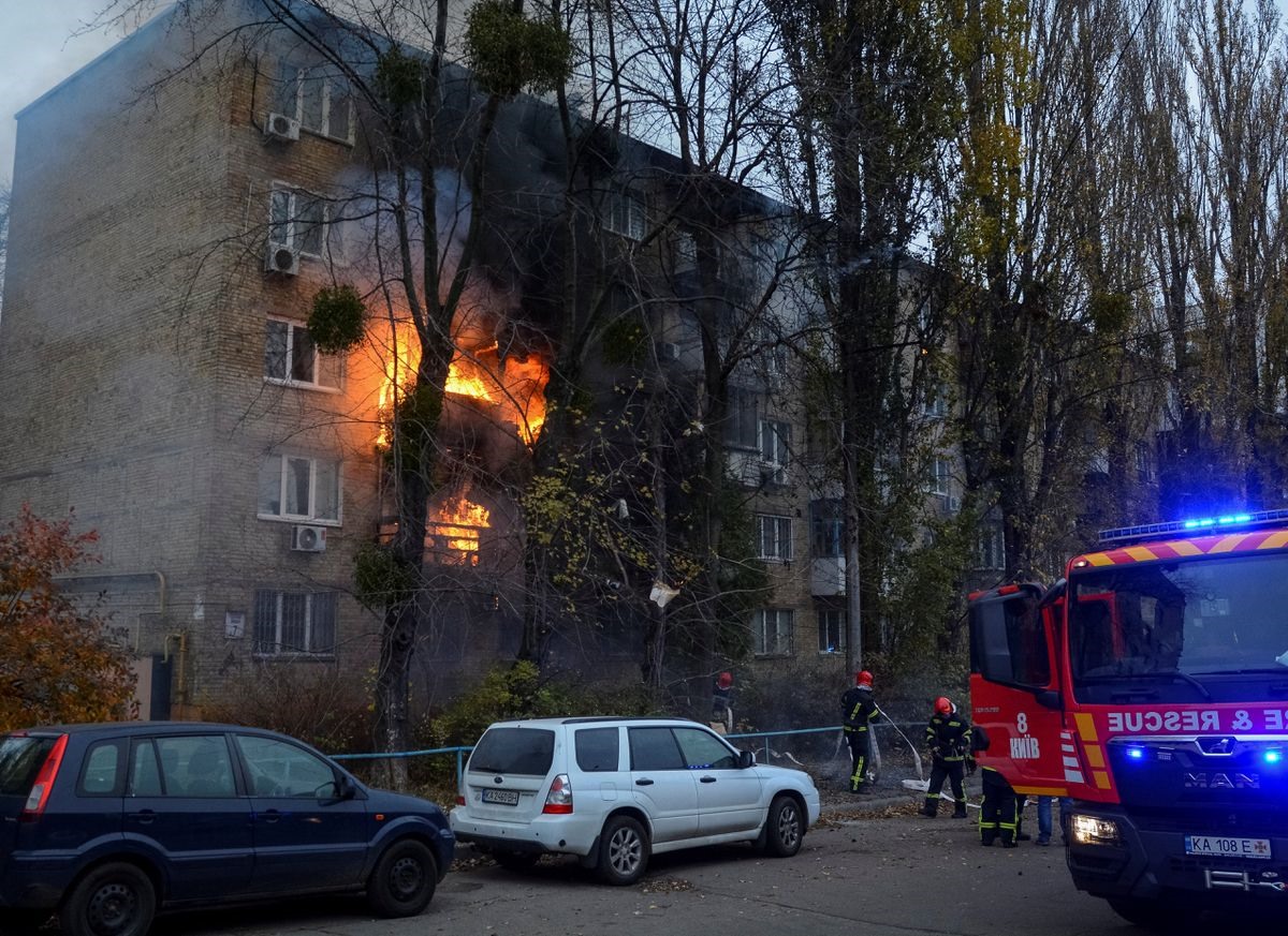 Một tòa nhà dân cư ở Kiev bị trúng tên lửa hôm 15.11.2022. Ảnh: Reuters