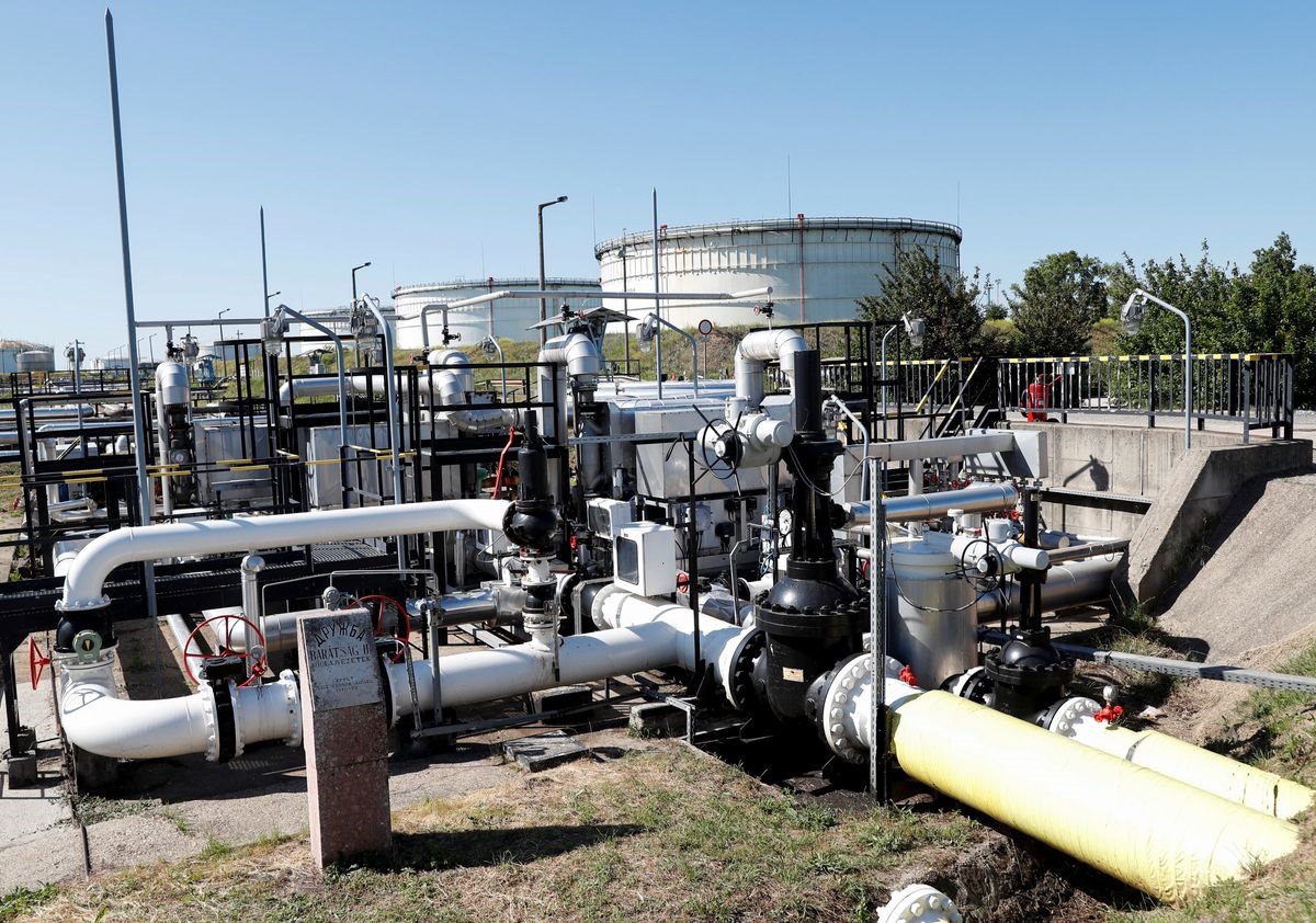 Đường ống dẫn dầu Druzhba giữa Hungary và Nga tại nhà máy lọc dầu Danube của công ty MOL ở Szazhalombatta, Hungary, ngày 18.5.2022. Ảnh: Reuters