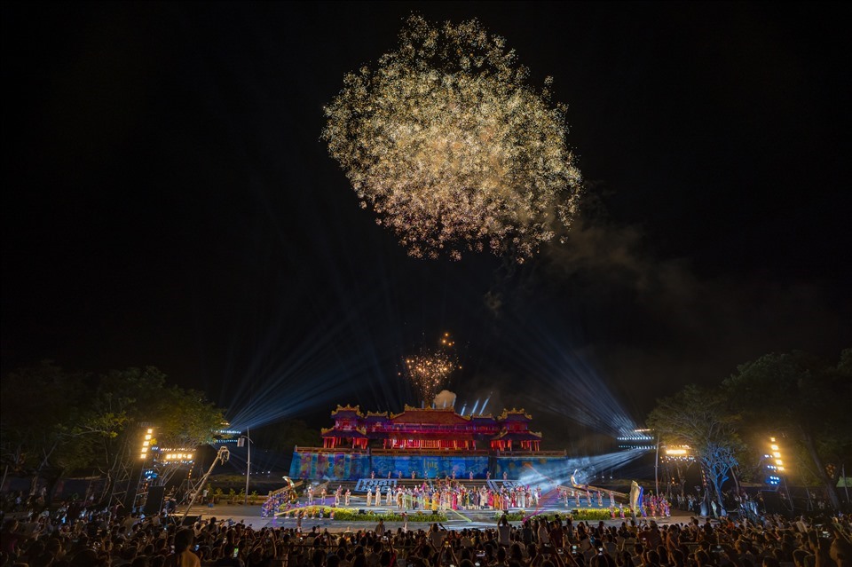 Bắn pháo hoa đêm khai mạc Festival Huế năm 2022.