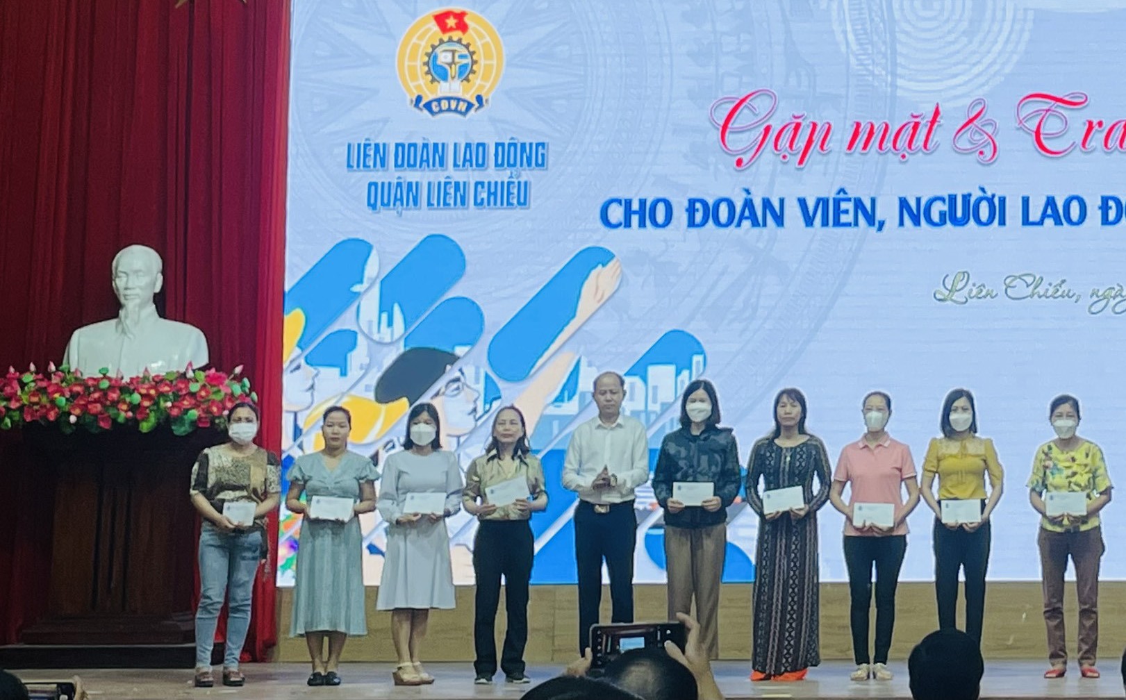 LĐLĐ quận Liên Chiểu, thành phố Đà Nẵng gặp mặt, trao quà hỗ trợ đoàn viên nhân ngày Nhà giáo Việt Nam. Ảnh: Phương Trà.