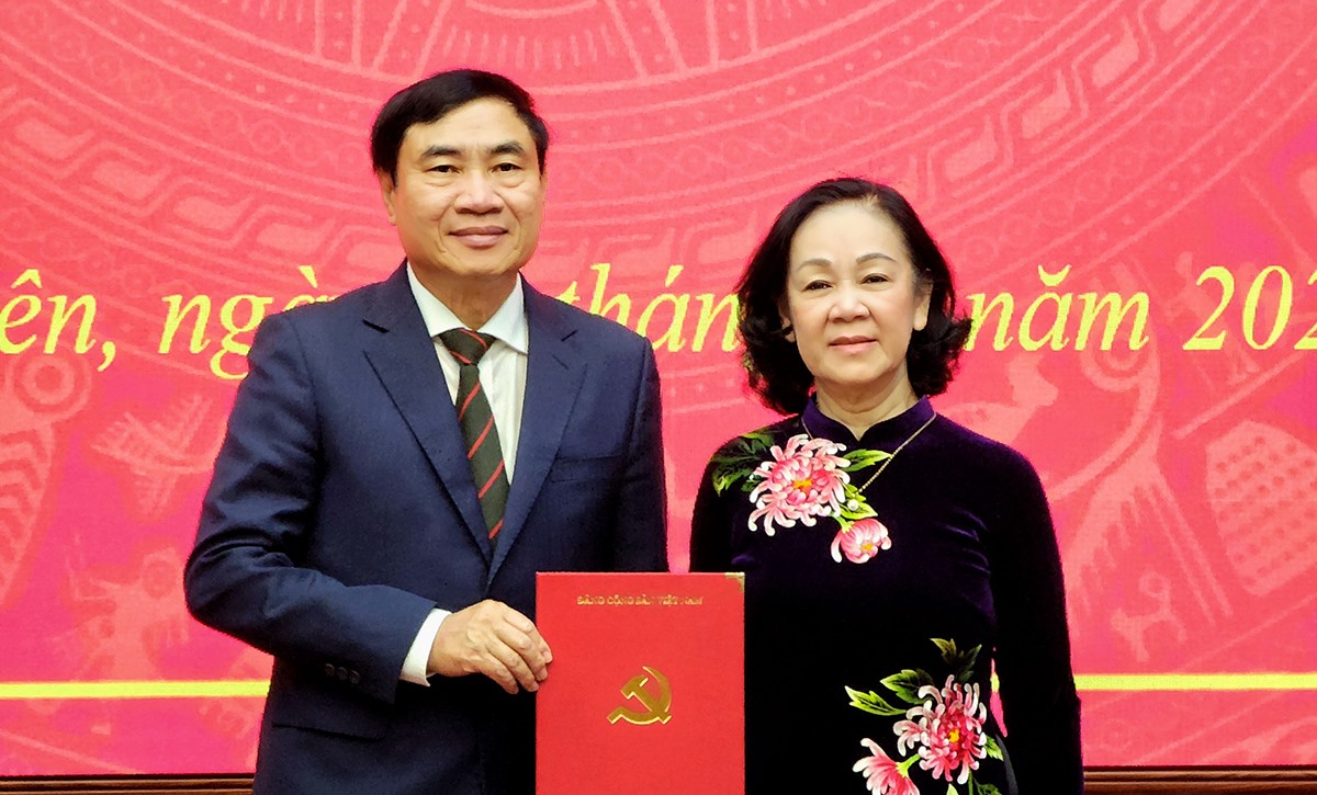 Bà Trương Thị Mai - Ủy viên Bộ Chính trị, Bí thư Trung ương Đảng, Trưởng ban Tổ chức Trung ương trao Quyết định cho ông Trần Quốc Cường. Ảnh: PV