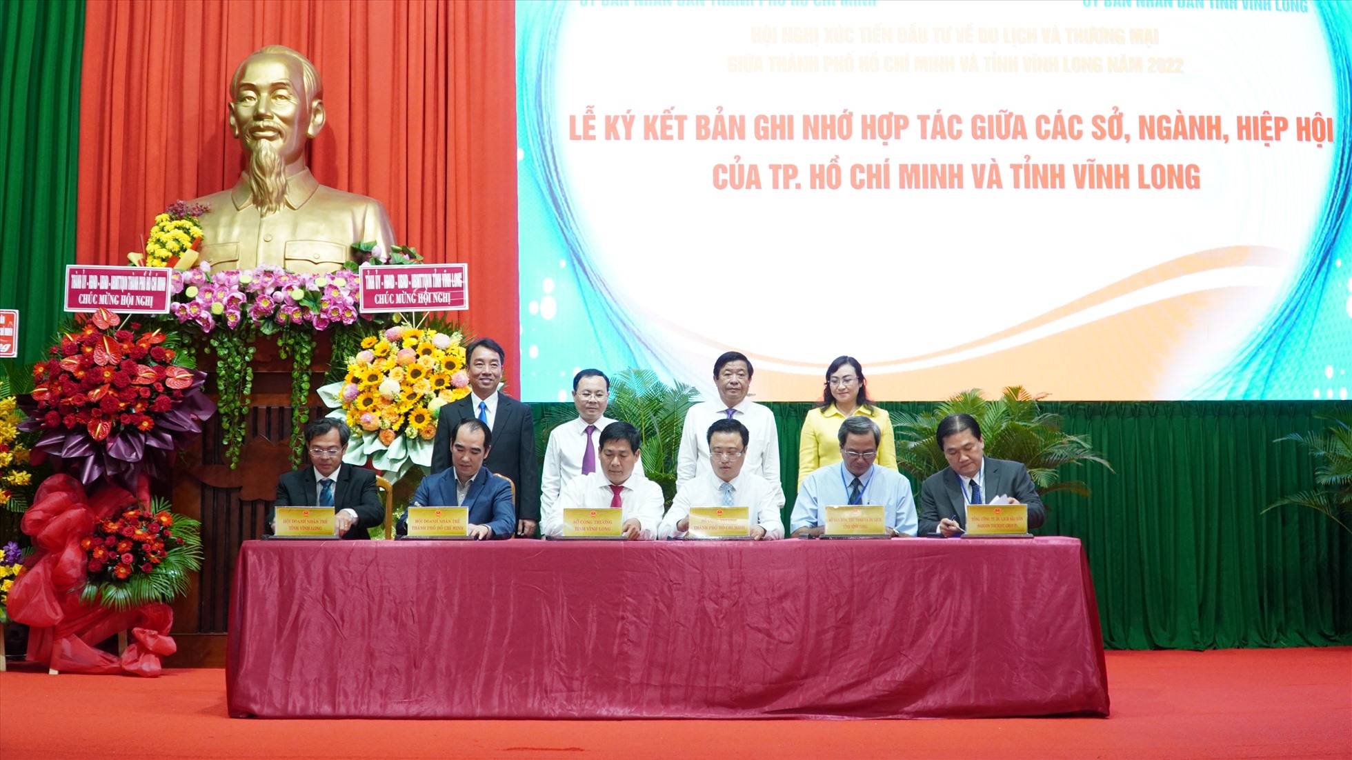 Lễ ký kết bản ghi nhớ hợp tác giữa các Sở, Ngành, Hiệp hội của tỉnh Vĩnh Long với TP. Hồ Chí Minh. Ảnh: Tạ Quang.
