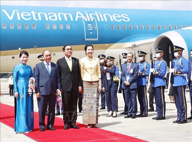 Thủ tướng Thái Lan Prayut Chan-o-cha và Phu nhân đón Chủ tịch nước Nguyễn Xuân Phúc và Phu nhân tại Sân bay Không quân Hoàng gia Thái Lan. Ảnh: TTXVN