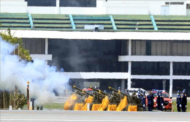 Chính phủ Thái Lan tổ chức nghi thức bắn đại bác chào đón Chủ tịch nước Nguyễn Xuân Phúc và Phu nhân sang thăm chính thức Thái Lan tại Sân bay Không quân Hoàng gia. Ảnh: TTXVN