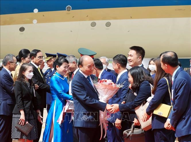 Cán bộ, nhân viên Đại sứ quán và cộng đồng người Việt Nam tại Thái Lan đón Chủ tịch nước Nguyễn Xuân Phúc và Phu nhân tại Sân bay Không quân Hoàng gia Thái Lan. Ảnh: TTXVN