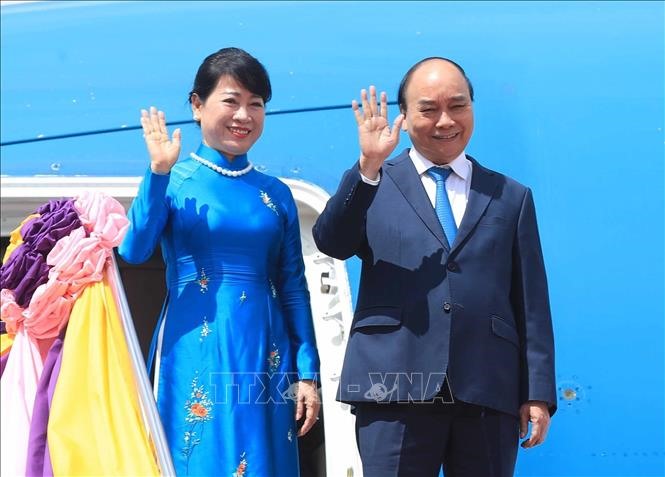 Chủ tịch nước Nguyễn Xuân Phúc và Phu nhân tại Sân bay Không quân Hoàng gia Thái Lan. Ảnh: TTXVN