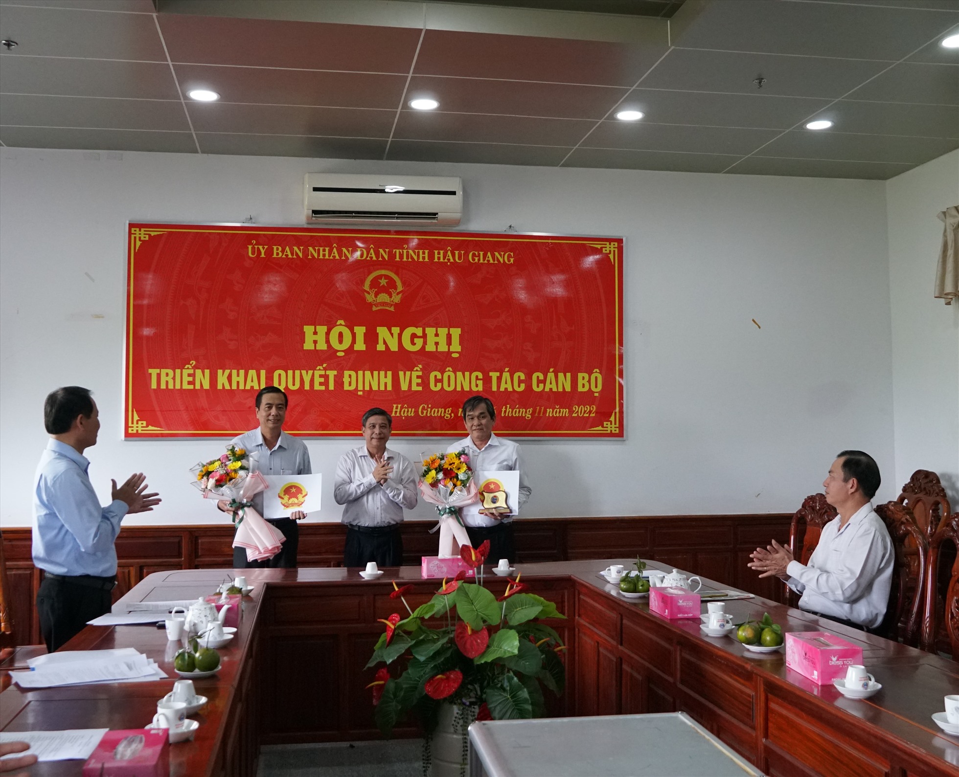 Chủ tịch UBND tỉnh Hậu Giang Đồng Văn Thanh trao quyết định về công tác cán bộ
