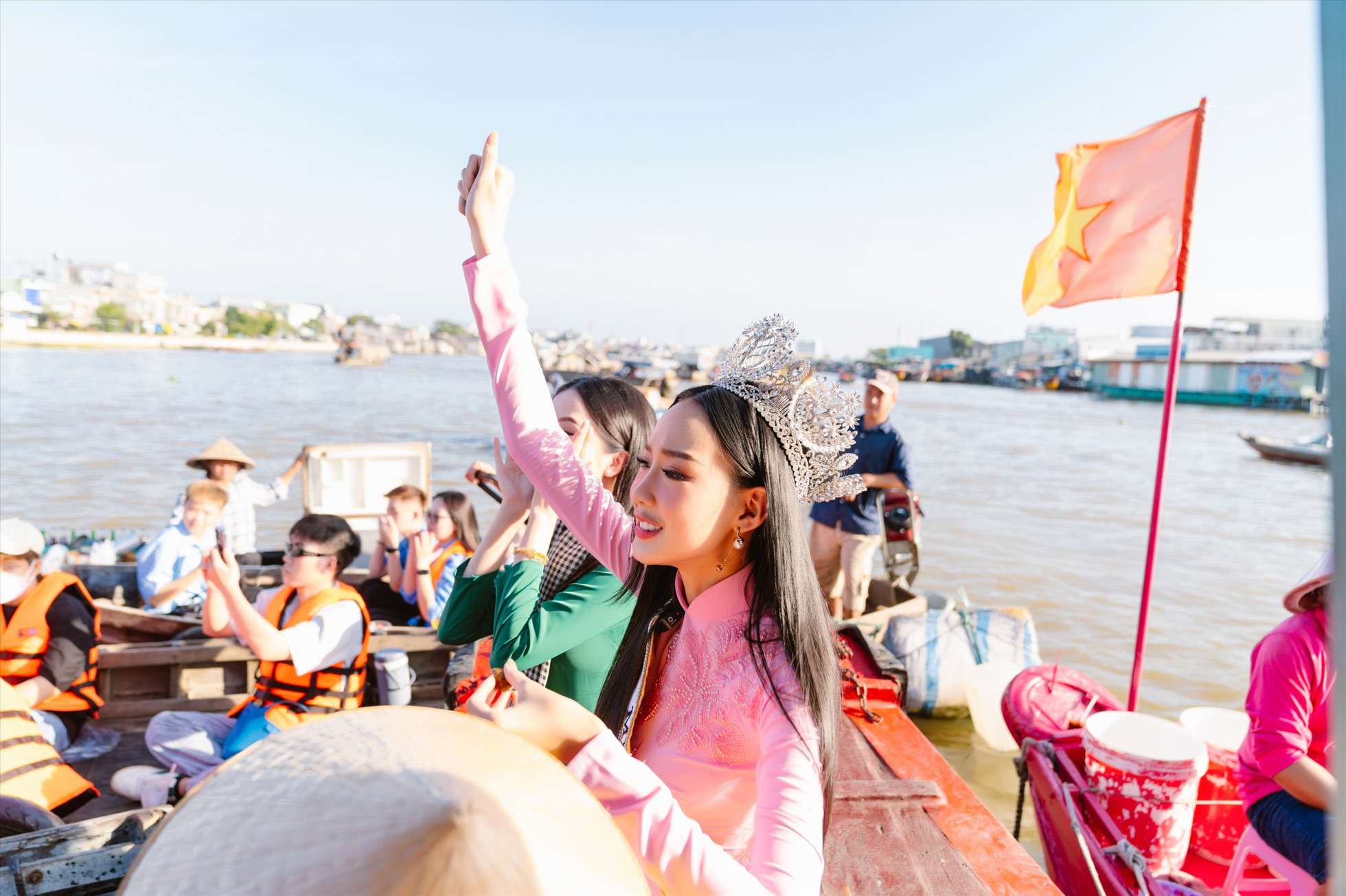 Sau 1 tháng đăng quang, Miss Intercontinental (Hoa hậu Liên lục địa) 2022 Lê Nguyễn Bảo Ngọc đã có một chuyến trở về quê hương Cần Thơ - nơi cô nàng sinh ra và lớn lên.