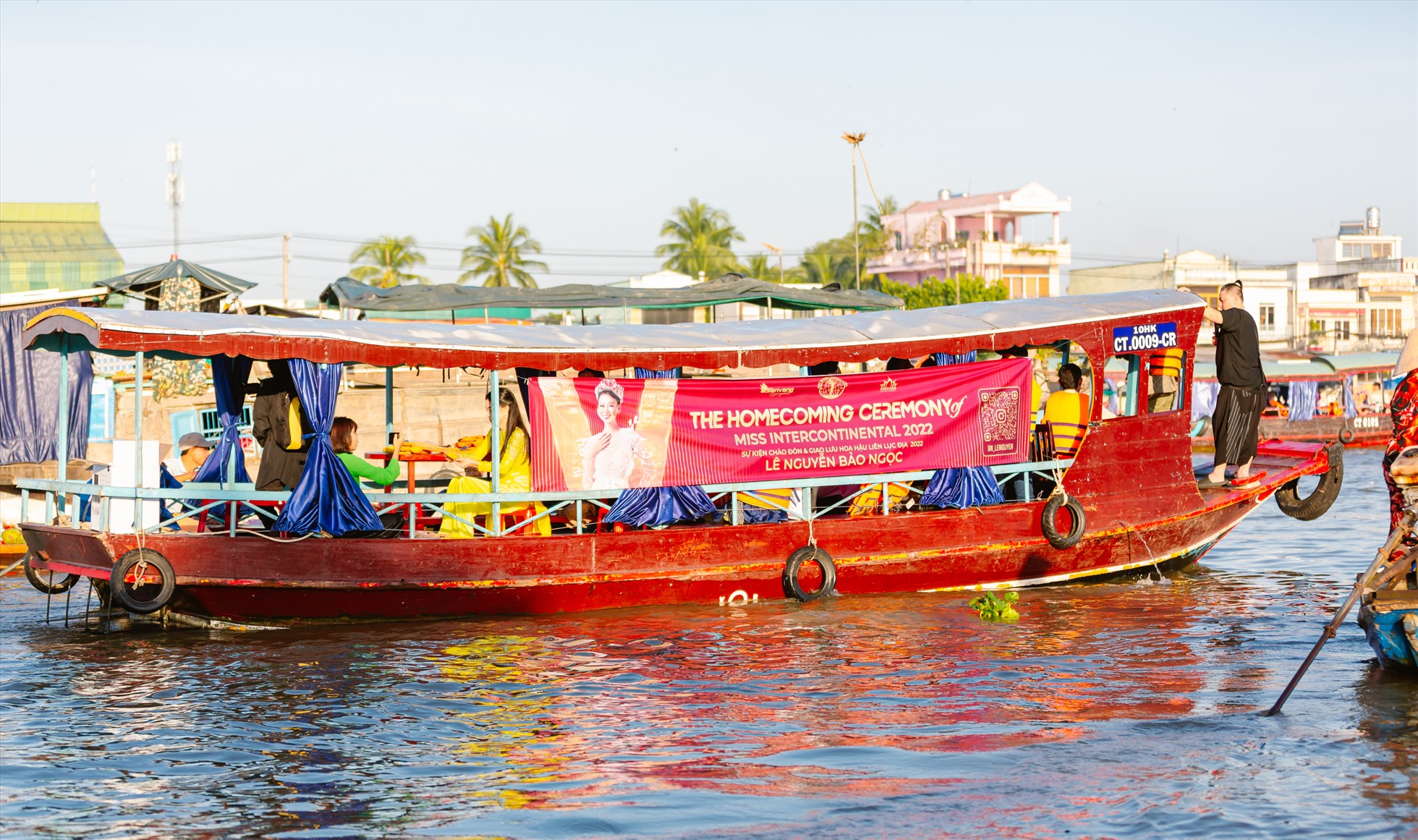 Bảo Ngọc háo hức mua những món đặc sản của người dân sông nước.