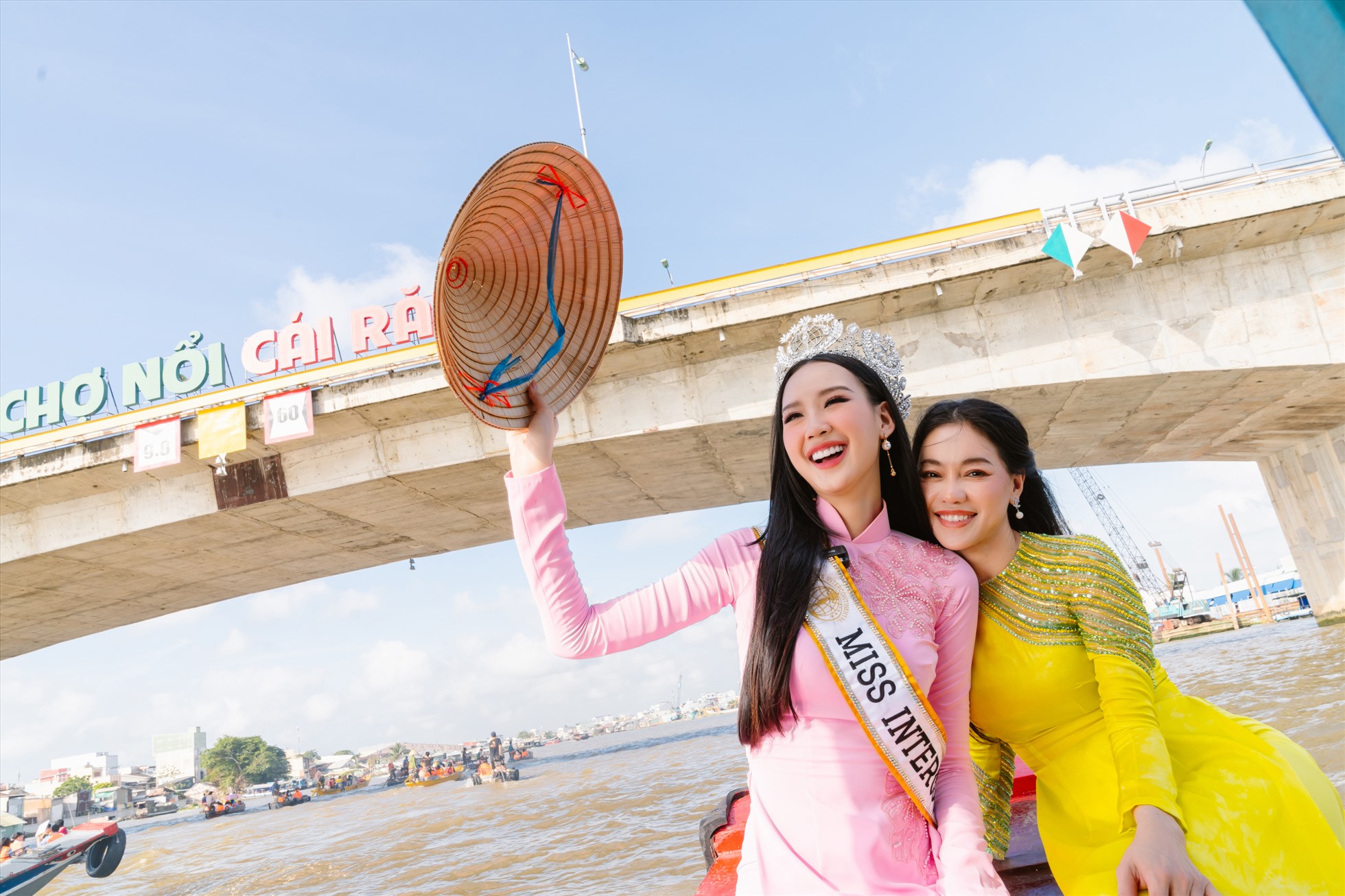 “Bà trùm hoa hậu” Phạm Kim Dung và cả Hoa khôi Huỳnh Thúy Vi là những vị khách đặc biệt cho chuyến diễu hành của Hoa hậu Liên lục địa Bảo Ngọc.