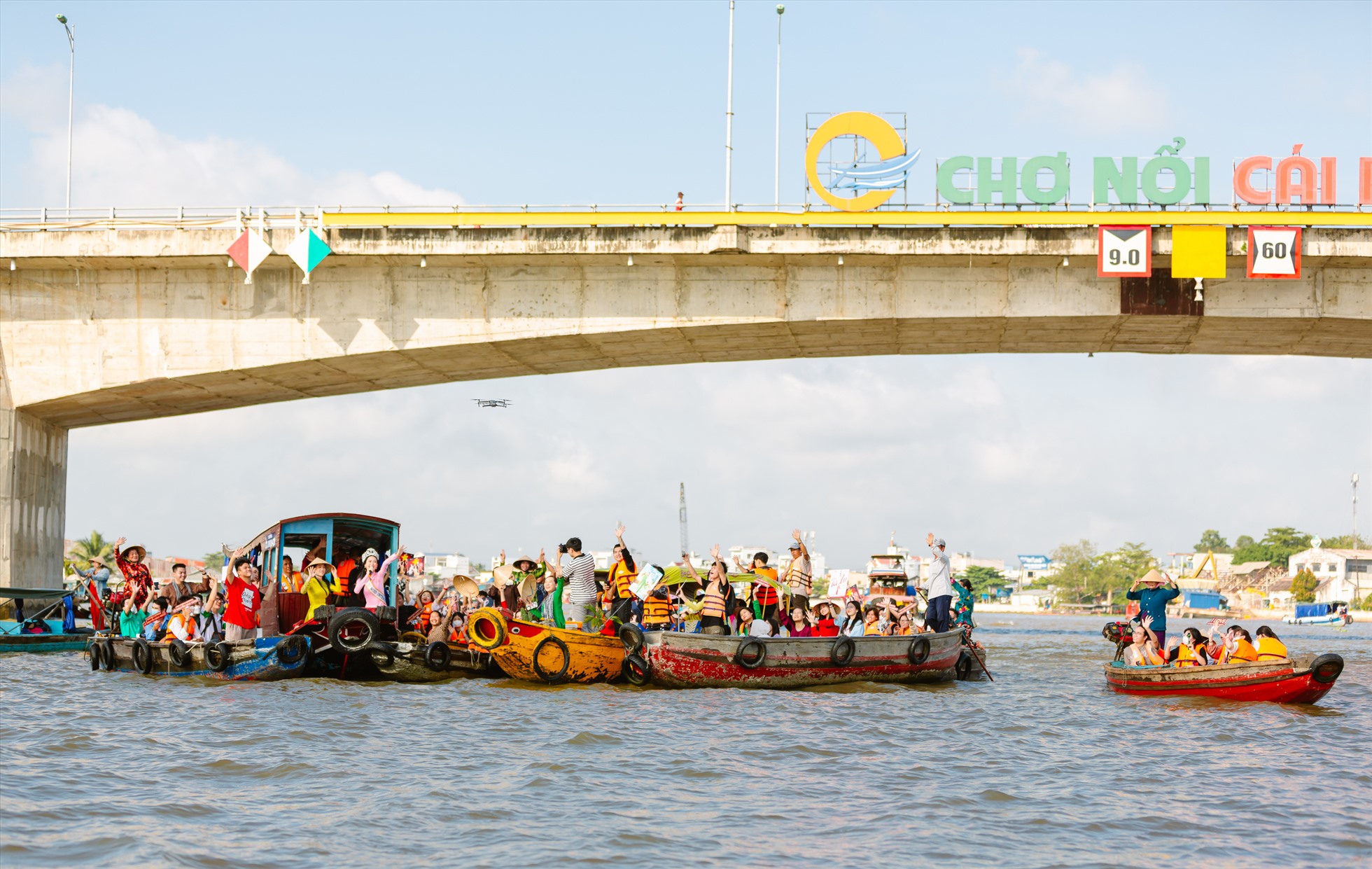 Cũng chính lẽ đó, nàng hậu quyết định chọn chiếc ghe làm phương tiện di chuyển cho buổi diễu hành giao lưu cùng người dân và fan hâm mộ.