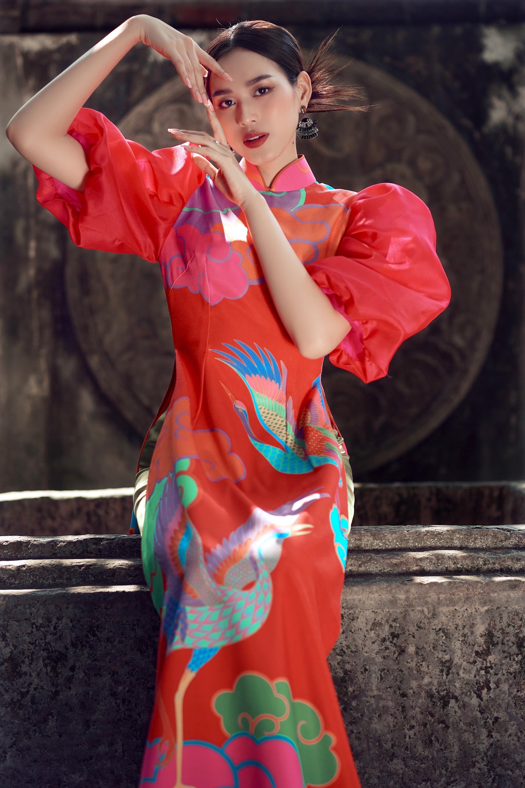 Khoác trên mình tà áo dài của NTK Trần Thiện Khánh, Đỗ Hà đã khắc hoạ chân thật vẻ đẹp truyền thống người phụ nữ Việt Nam. Hình ảnh ngọt ngào dịu dàng cộng với thần thái cuốn hút đã tạo nên một hình tượng Đỗ Hà kiêu sa, lộng lẫy.