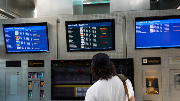 Thông tin chuyến bay được hiển thị tại Sân bay Quốc tế Newark Liberty vào ngày 3 tháng 7.2022. Ảnh: CNN