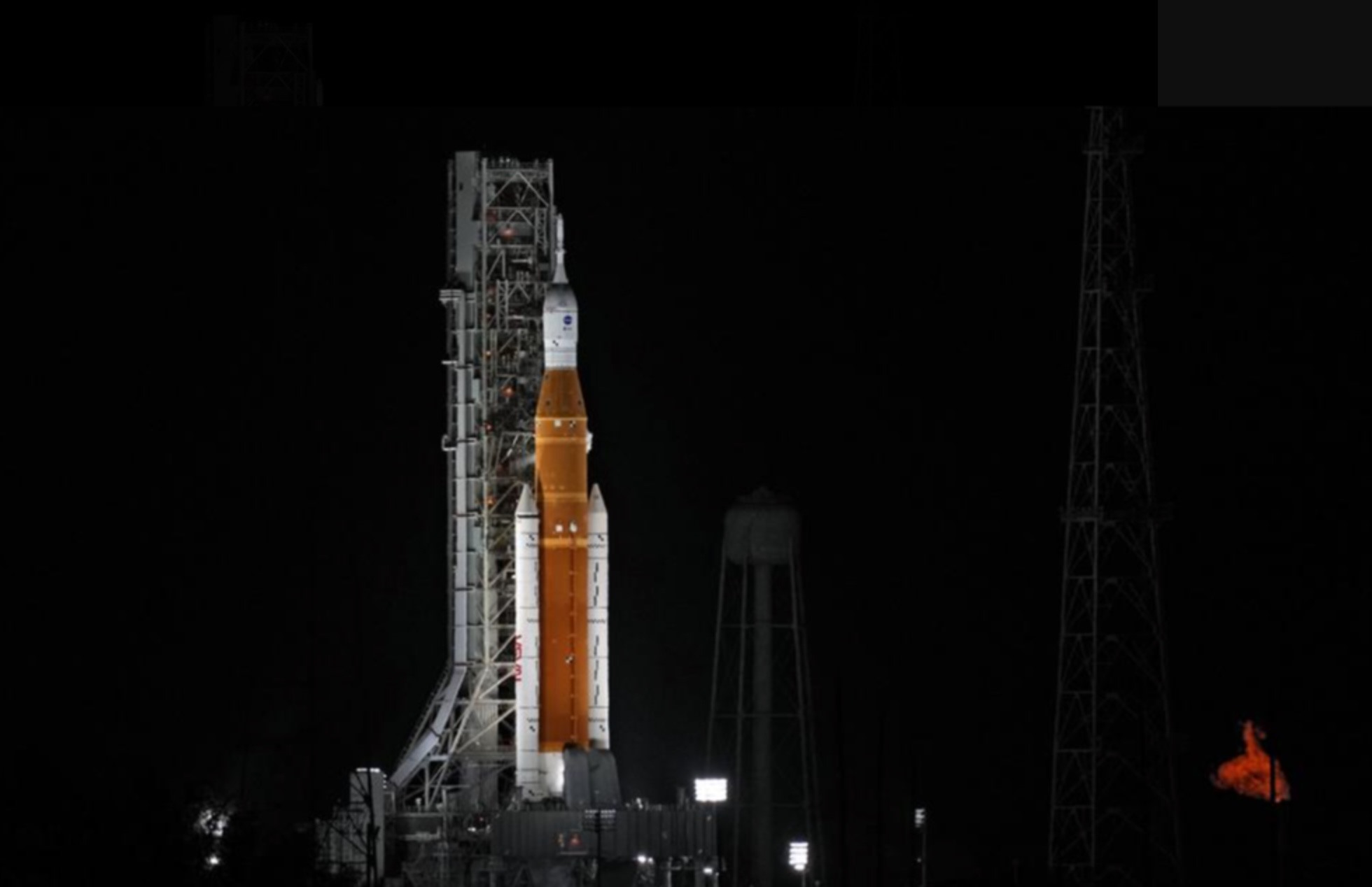 Tên lửa SLS ở trên bệ phóng với viên nang vũ trụ Orion trên đỉnh. Ảnh: NASA