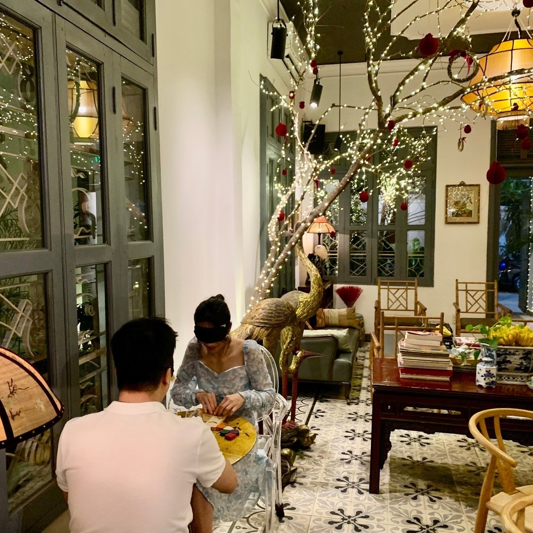 Nhà hàng phục vụ các bữa ăn trong bóng tối bằng cách tắt đèn hoặc bịt mắt của thực khách. Ảnh: @noir.dininginthedarksaigon