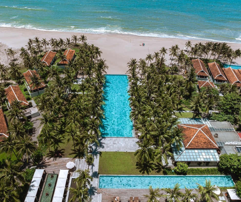 Resort bên bờ biển xanh ẩn mình dưới rặng dừa xanh mát. Ảnh: