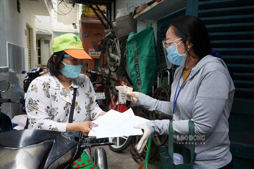 Hà Nội hỗ trợ cho người lao động tự do bị ảnh hưởng bởi dịch COVID-19. Ảnh Tú Linh