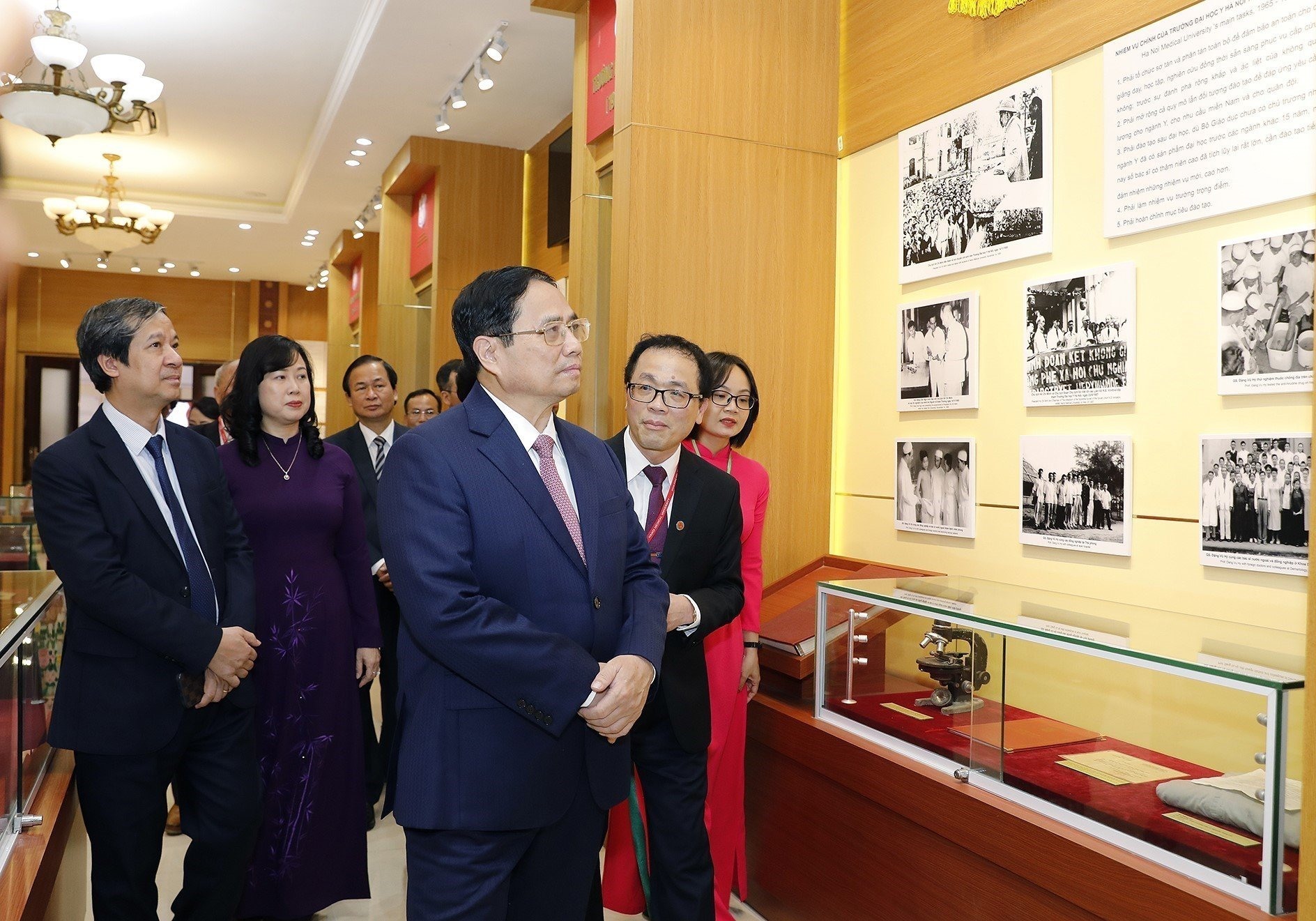 Thủ tướng và các đại biểu tham quan phòng truyền thống Trường Đại học Y Hà Nội. Ảnh: Dương Giang