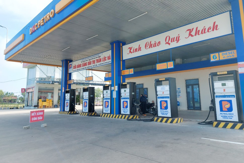 Cửa hàng xăng dầu thị trấn Lộc Hà đã đặt biển thông báo hết xăng, còn dầu. Ảnh: Trần Tuấn.