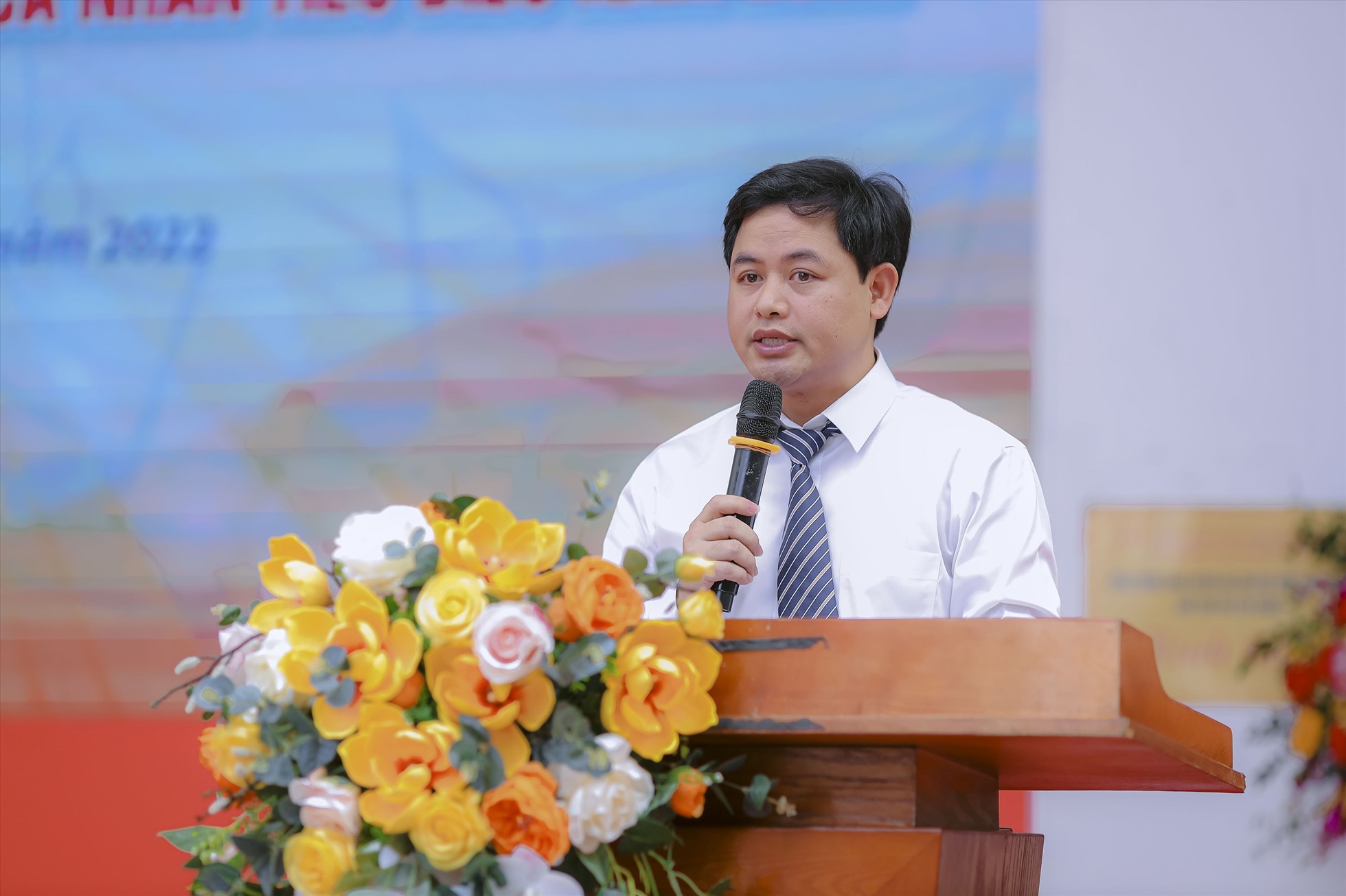 Thầy Lưu Văn Thông, Hiệu trưởng trường THCS Dịch Vọng chia sẻ trong lễ kỷ niệm ngày Nhà giáo Việt Nam 20.11. Ảnh: Minh Hà