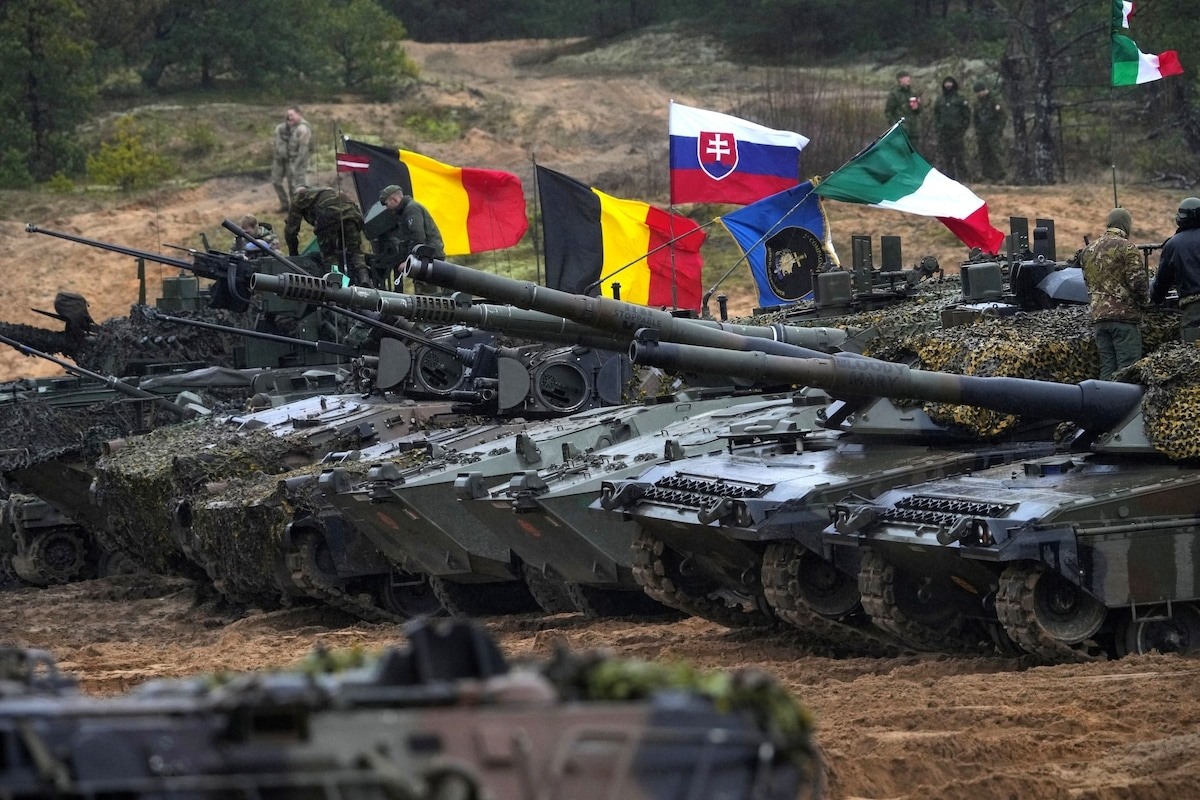 Xe tăng và xe quân sự của NATO trước cuộc tập trận Iron Spear ở Latvia ngày 15.11.2022. Ảnh: Reuters