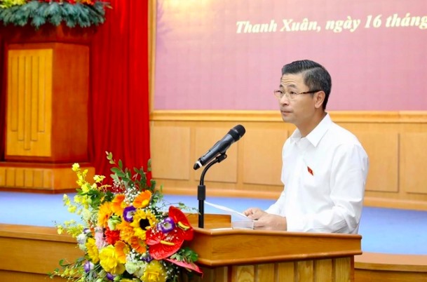 Giám đốc Sở GTVT Hà Nội Nguyễn Phi Thường nói về những “lô cốt” gây ùn tắc tại buổi tiếp xúc cử tri ngày 16.11 Ảnh: Nguyễn Hợp