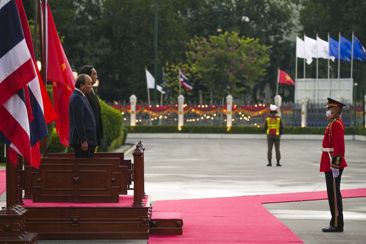Thủ tướng Thái Lan Prayut Chan-o-cha mời Chủ tịch nước Nguyễn Xuân Phúc bước lên bục danh dự. Ảnh: VOV