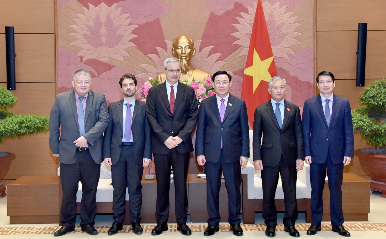 Chủ tịch Quốc hội Vương Đình Huệ, Đại sứ Cộng hoà Pháp tại Việt Nam Nicolas Warnery chụp ảnh lưu niệm với các đại biểu. Ảnh: VOV