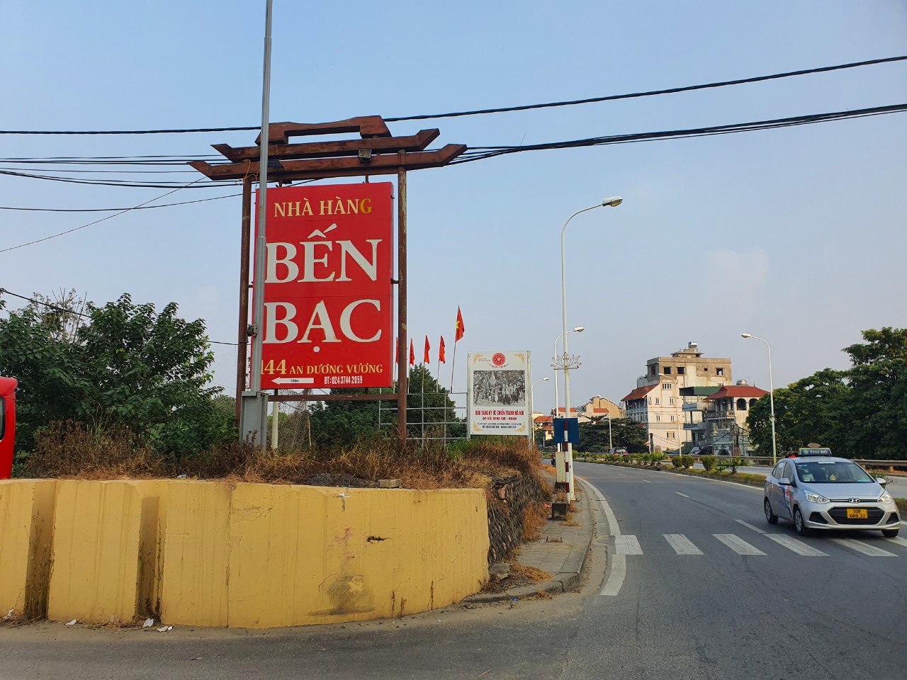 Nhà hàng Bến Bạc treo biển chỉ dẫn lớn trên đường An Dương Vương.
