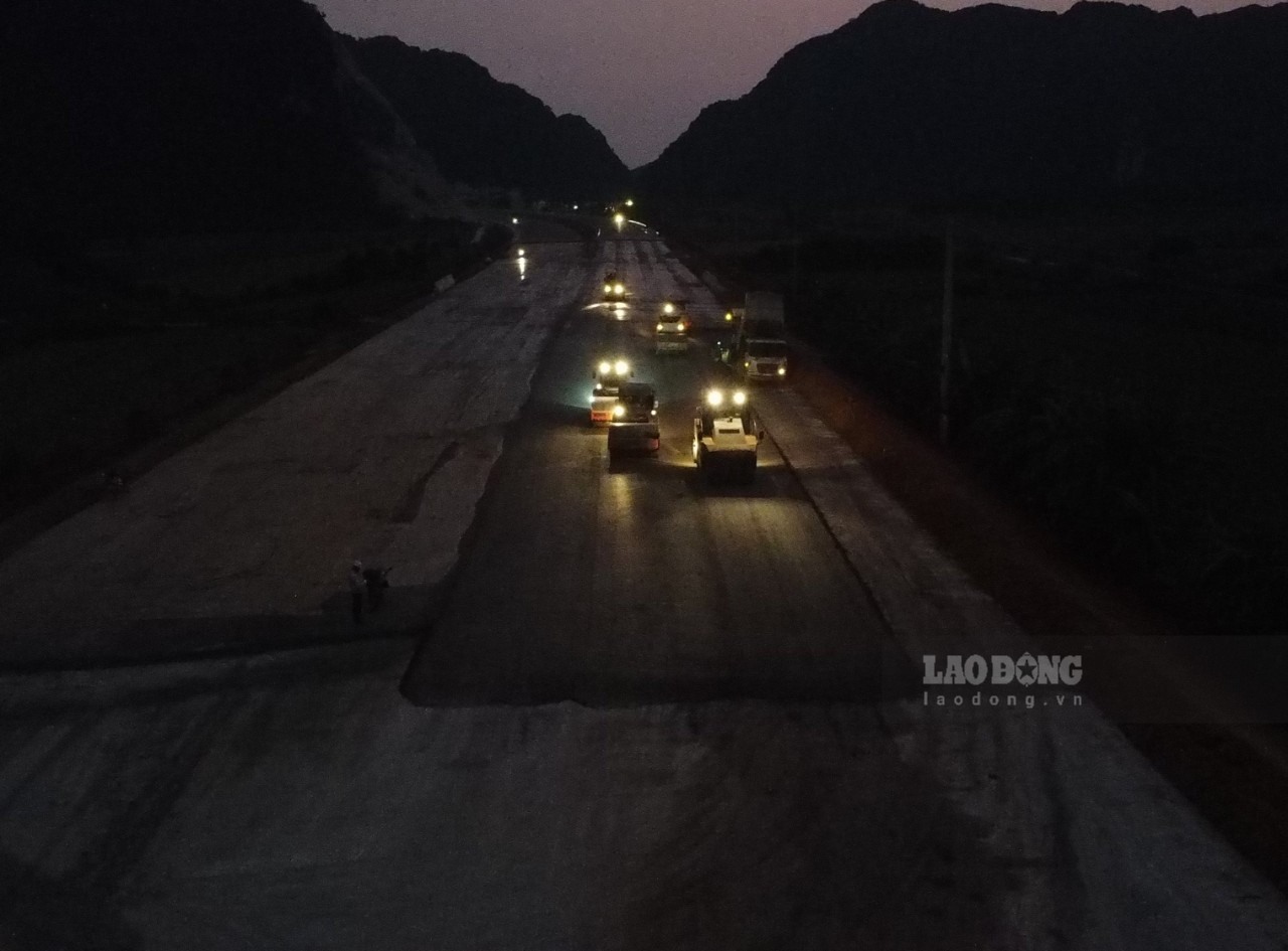 Công nhân làm việc không kể ngày đêm để kịp thông xe kỹ thuật đoạn cao tốc Mai Sơn - QL45 vào cuối tháng 12.2022. Ảnh: Nguyễn Trường