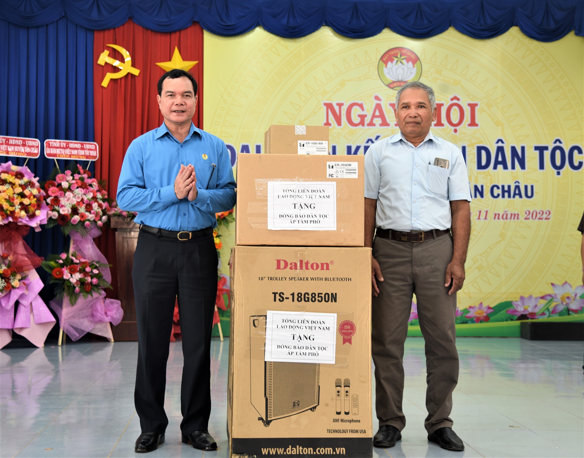 Chủ tịch Tổng LĐLĐ Việt Nam Nguyễn Đình Khang trao bộ âm thanh cho người dân ấp Tầm Phô. Ảnh: Nam Dương