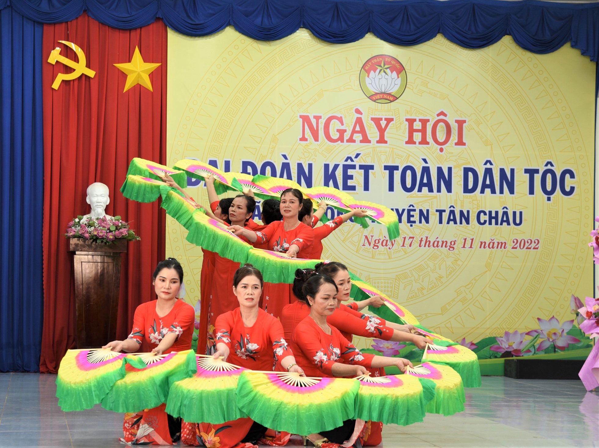 Tiết mục múa chào mừng ngày hội. Ảnh: Nam Dương