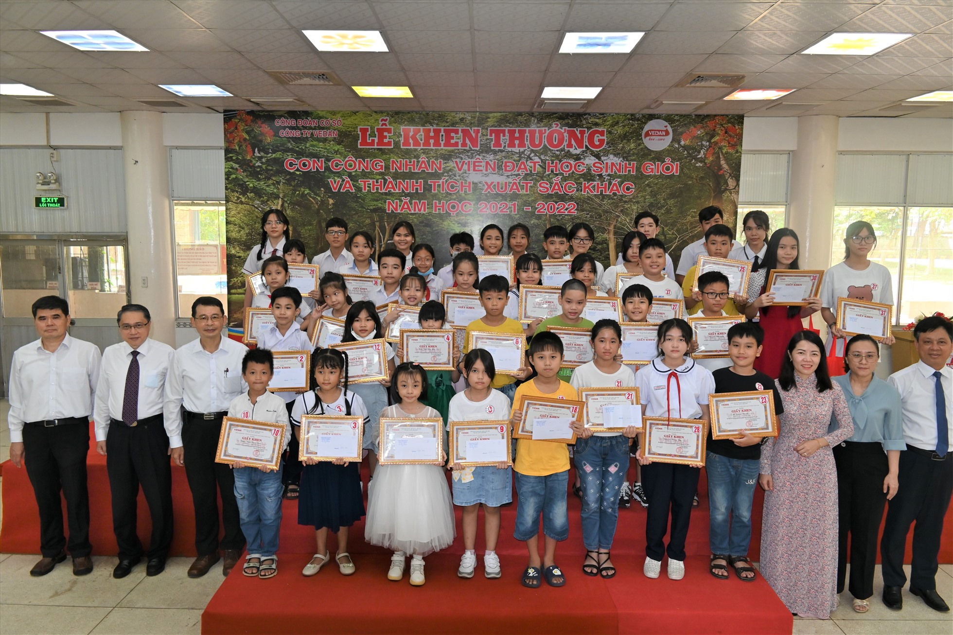 Hàng năm, Ban lãnh đạo Vedan Việt Nam đều dành những phần thưởng cho con em cán bộ nhân viên có thành tích trong học tập. Ảnh: Vedan