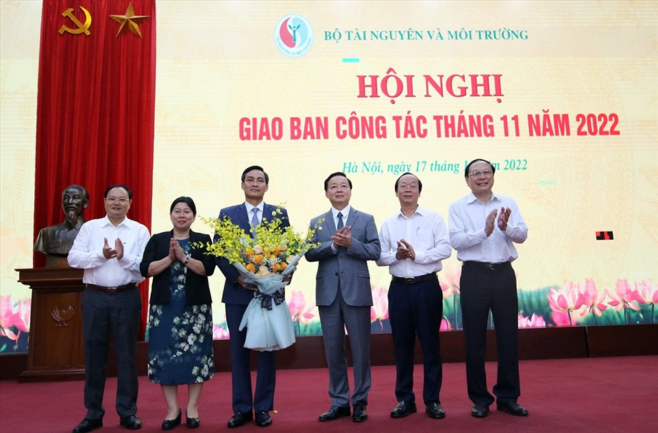 Bộ trưởng Trần Hồng Hà cùng các Thứ trưởng chúc mừng Thứ trưởng Trần Quý Kiên được Thủ tướng Chính phủ bổ nhiệm lại chức vụ Thứ trưởng Bộ Tài nguyên và Môi trường. Ảnh: Khương Trung